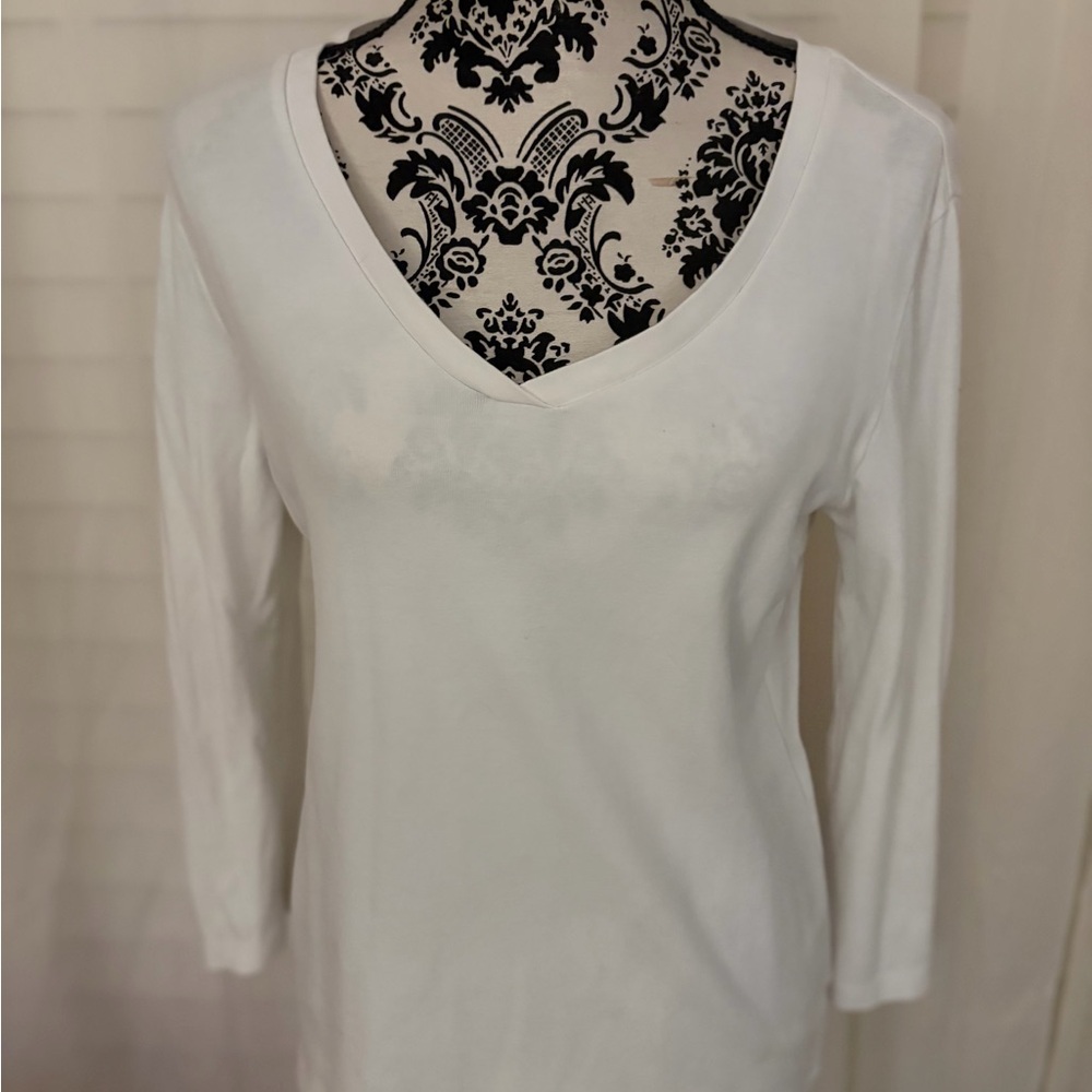 Chico's White V-Neck Long Sleeve Tee